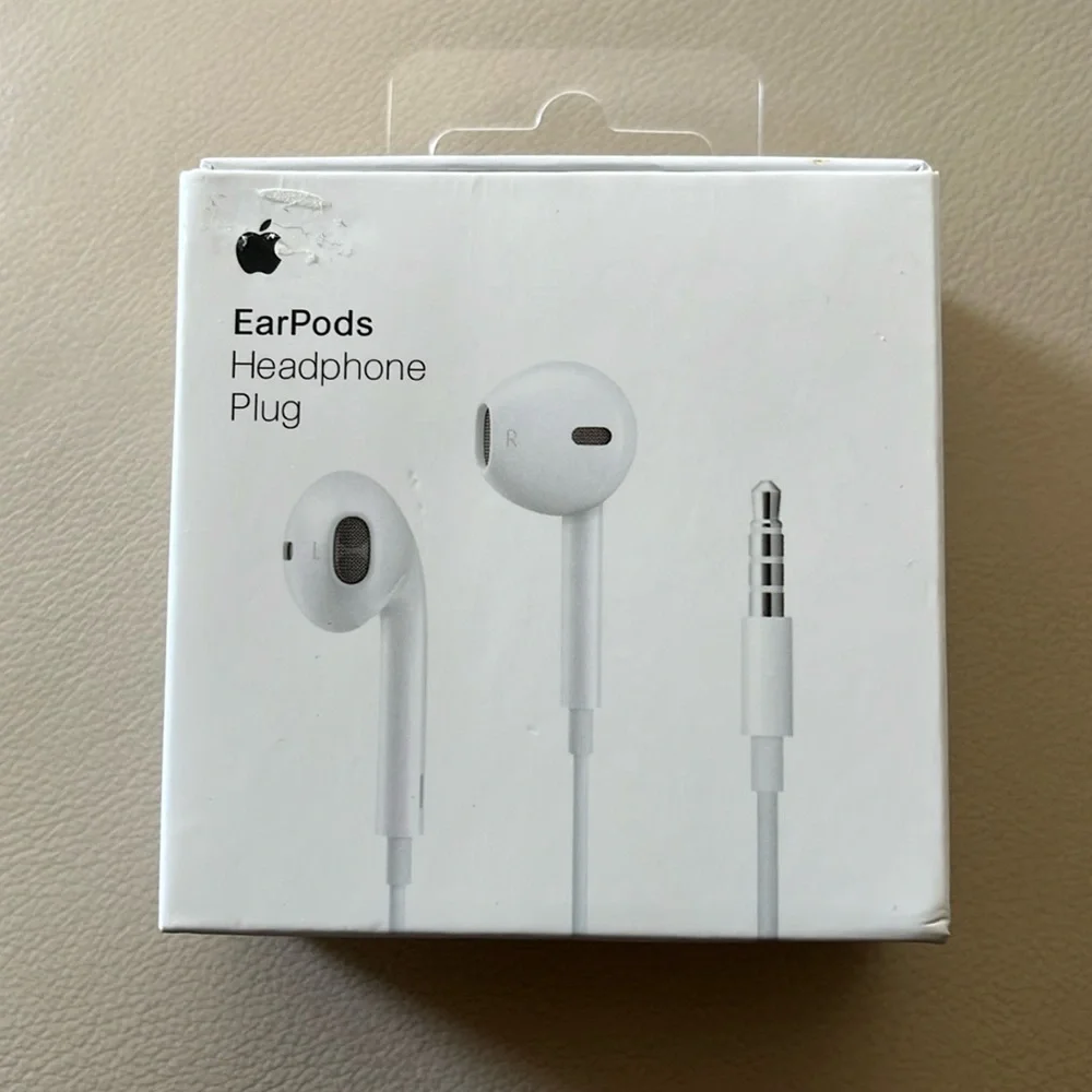 NIB Apple Wired EarPods with 3.5mm auxiliary plug in White.